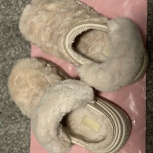 CROCS Women's Cream Fuzzy Clog Mules
